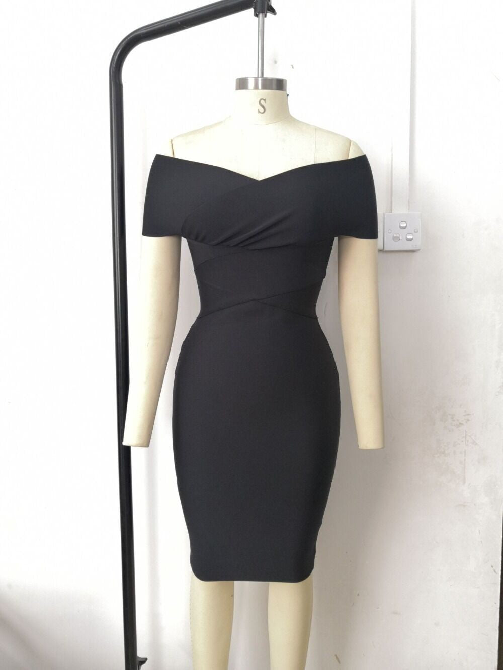 Elegant Off-Shoulder Bodycon Dress – Slim Fit Sexy Midi Dress