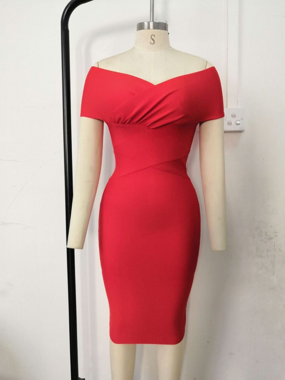 Elegant Off-Shoulder Bodycon Dress – Slim Fit Sexy Midi Dress