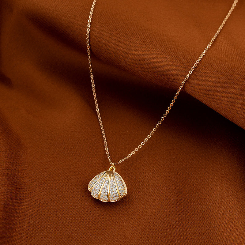 Elegant Crystal Necklace – Minimalist Luxury Jewelry